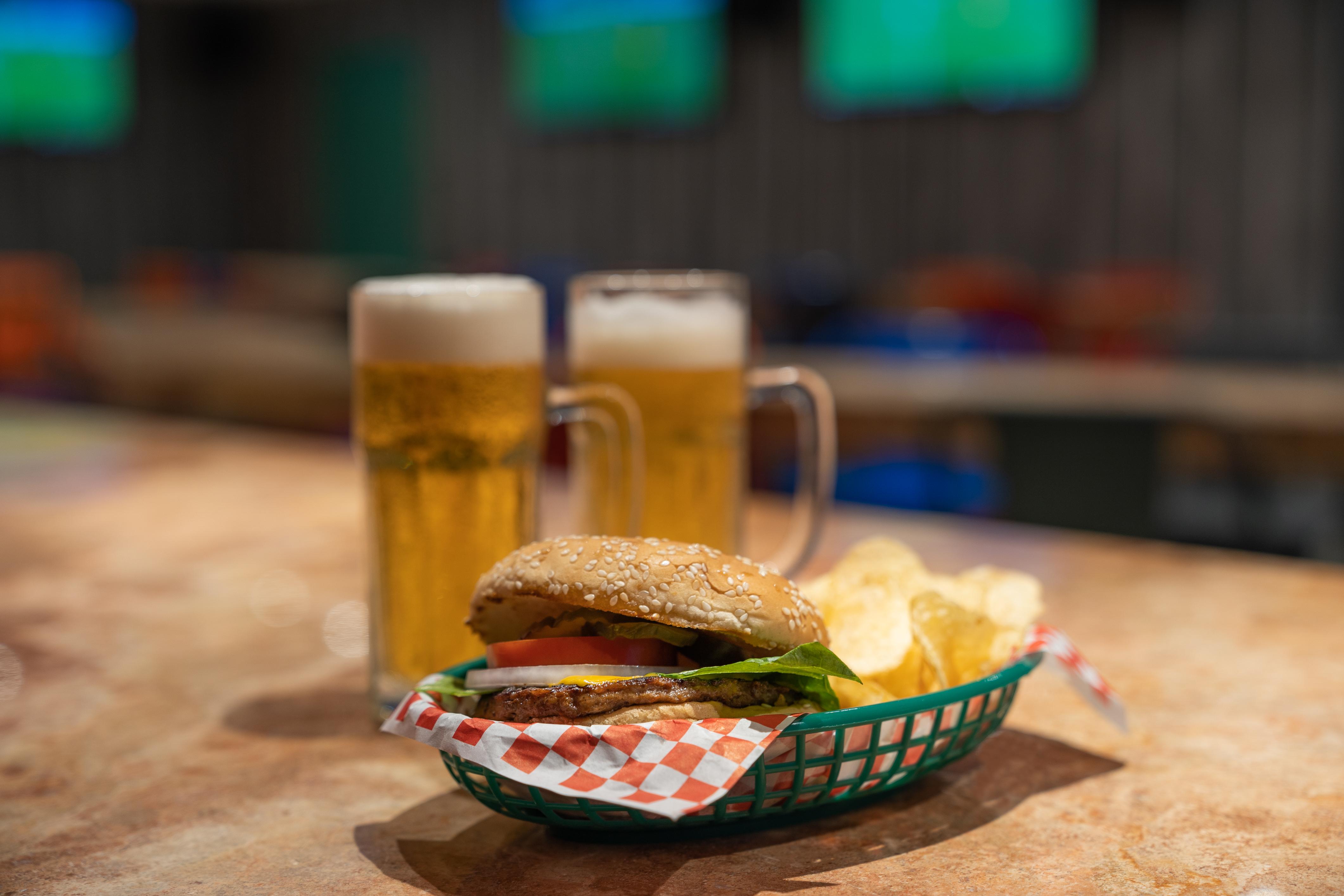 Grand Park Royal Puerto Vallarta Exterior foto A cheeseburger and beer at a restaurant