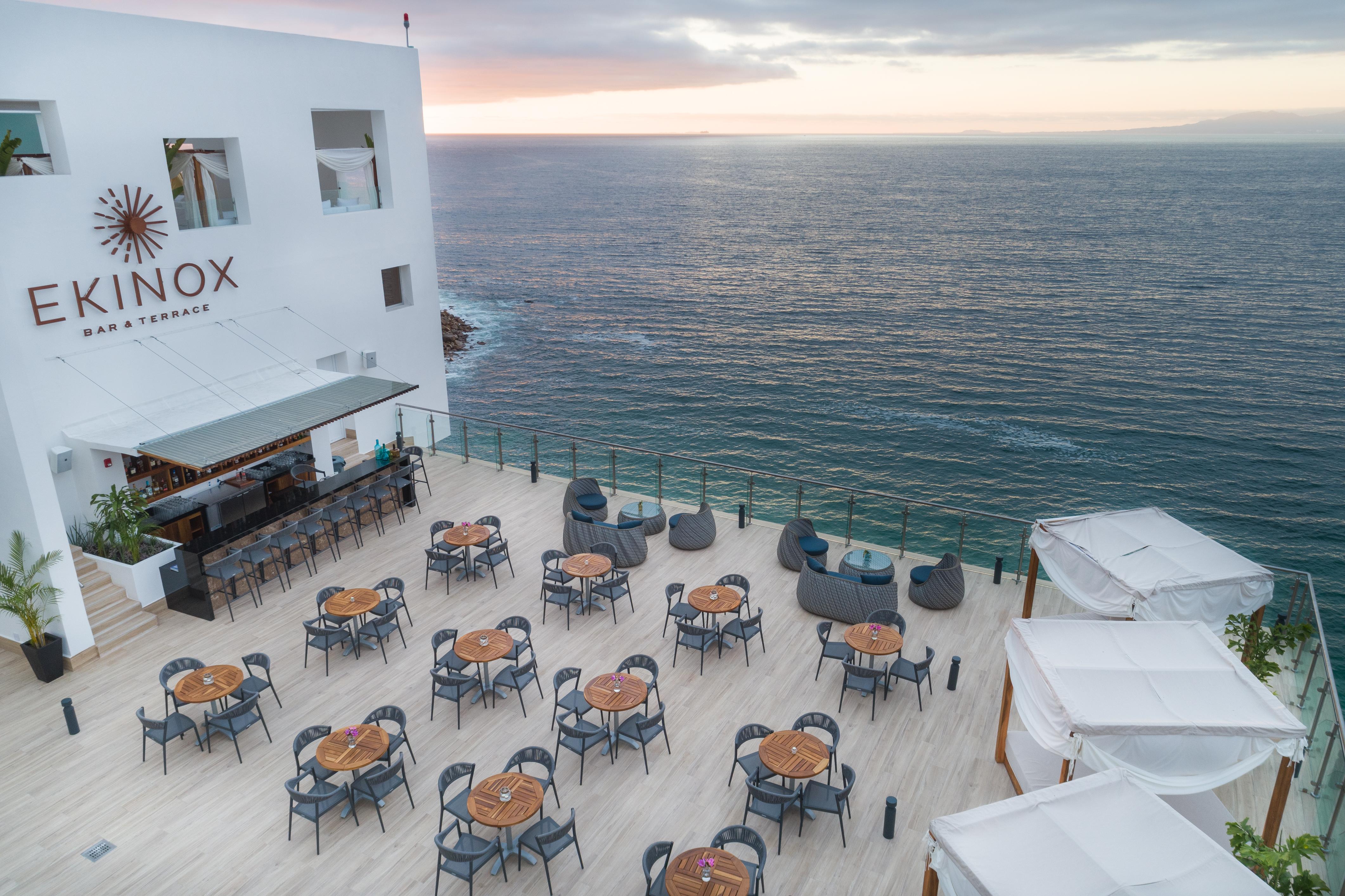 Grand Park Royal Puerto Vallarta Exterior foto The rooftop bar at Kinox